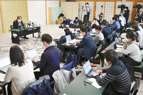 知床で家族の発見待つ男性「到底納得できない」…社長記者会見に怒り 知床で家族の発見待つ男性「到底納得できない」…社長記者会見に怒り