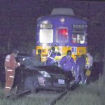 通行禁止の踏切に車が進入、脱輪して立ち往生…ウクライナカラーの電車と衝突