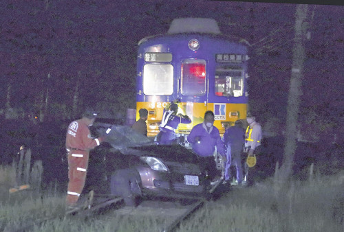 通行禁止の踏切に車が進入、脱輪して立ち往生…ウクライナカラーの電車と衝突