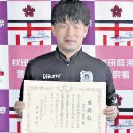 雨の夜に道路脇でしゃがむ男児、そこにサッカーチームのバス…暖房で体温め保護