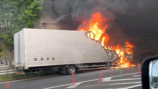 【速報】「タイヤがバーストして火が・・・」朝の関越道でトラックが大炎上　埼玉県