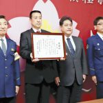 踏切内に放心状態の男性、とっさに車から降り引っ張り出す…中学校教諭に感謝状