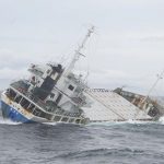「コンテナが荷崩れ」と１１８番通報、現場には４５度に傾く貨物船…房総半島沖