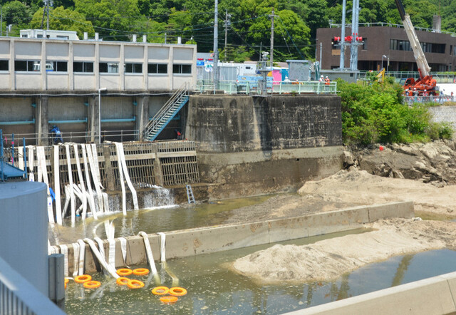 川底あらわ、吸い込まれる水　愛知・取水施設の大規模漏水