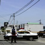 「ふざけんな」男女数人が路上で口論、男が地面に向け発砲か…アスファルトに弾痕のような穴