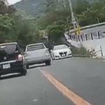 センターラインはみ出し、“追い越し”で横断歩道通過…「正気の沙汰じゃない」交通ルールお構いなしの危険運転