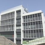 「義母が義父を刺した」警察が駆けつけると血を流した男性がベッドで仰向けに 同居の妻を殺人未遂容疑で逮捕