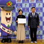 「死なせたらあかん」…後ろ手で欄干を持つ若い女性に「どうしたん」と語りかけ抱きしめる
