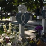 テキサス乱射事件で死亡した女性教員の夫が死去　葬儀のあと自宅で心臓発作　二重の悲劇