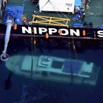 「カズワン」船体、作業台船上に引き揚げ…網走港に入港し陸揚げへ