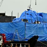 カズワン陸揚げ前、船内に行方不明者がいないか捜索へ…ブルーシートをさらにシートで囲む