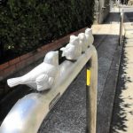 その名は「ピコリーノ」　車止めに止まる「小鳥」たちが担った大切な役割