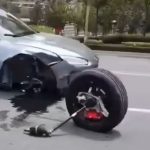 【悲報】中国ファーウェイの電気自動車、タイヤが軸ごと飛び出して大破ｗ （動画あり）￼