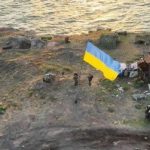 【朗報】ウクライナがロシア軍から奪還した島に国旗掲げるｗ （画像あり）￼