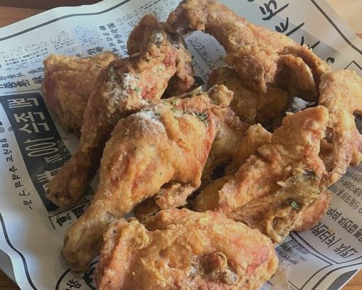 【悲報】韓国のチキン屋、間違ってたばこの吸殻を揚げて提供してしまうｗ （画像あり）￼