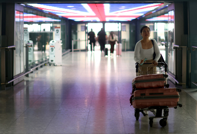 英ヒースロー空港、旅客制限10月まで延長