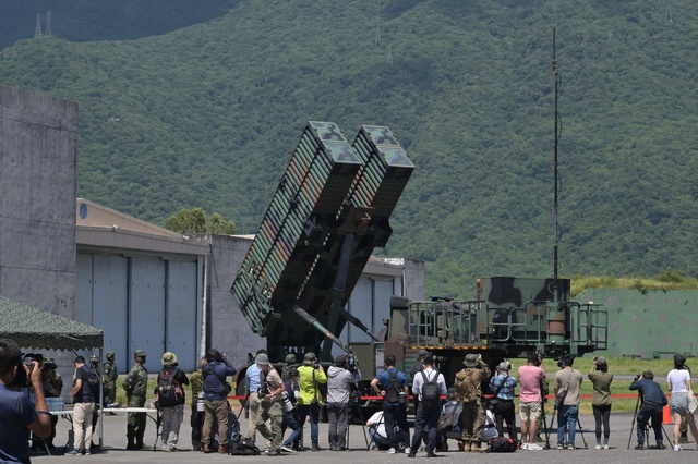 台湾、自主開発のミサイルを報道陣に公開