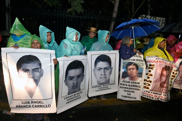 メキシコ学生43人失踪、元検事総長を逮捕