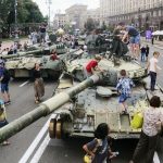 首都の大通りにロシア戦車展示　独立宣言日控え国威発揚狙う