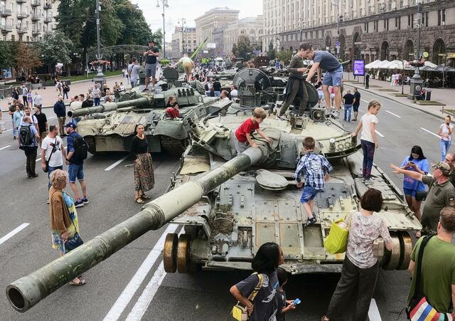 首都の大通りにロシア戦車展示　独立宣言日控え国威発揚狙う