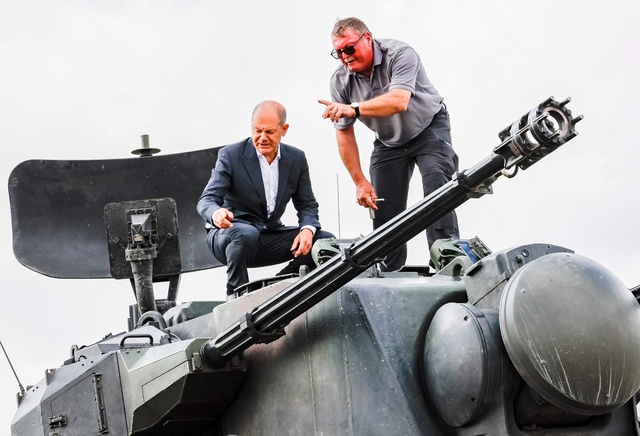 独首相、自走式対空砲「ゲパルト」のウクライナ兵向け訓練視察