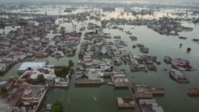 パキスタン　豪雨で洪水発生　900人以上が死亡　3000万人以上被災　川の激流で高級ホテル倒壊も