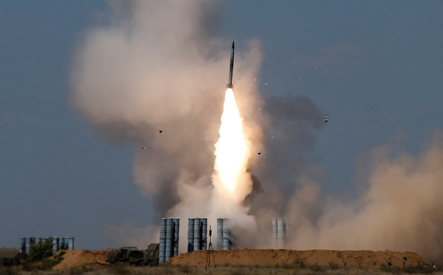 ロシア、地対空ミサイル用高射砲をシリアから輸送＝衛星画像