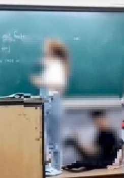 授業中に携帯を持って教壇に寝転がる男子中学生…女性教師「処罰望まない」＝韓国