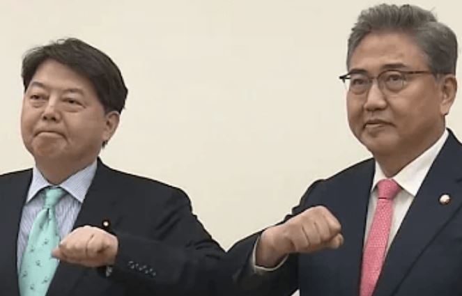 林氏が韓国大統領の発言歓迎伝達「建設的やりとり評価。両国間の協議継続」/ネットは怒「韓国の国内問題だ!協議する必要などない」「どこを評価して何を歓迎してんだ!」 林氏が韓国大統領の発言歓迎伝達「建設的やりとり評価。両国間の協議継続」/ネットは怒「韓国の国内問題だ!協議する必要などない」「どこを評価して何を歓迎してんだ!」
