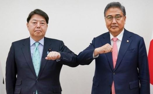韓国外交部長官「韓日企業が財源作って強制徴用を賠償」林外相に提案/ネット「余計な会談して肘タッチしてるから言われるんだ!」「きっちり突っぱねないからこうなる!」 韓国外交部長官「韓日企業が財源作って強制徴用を賠償」林外相に提案/ネット「余計な会談して肘タッチしてるから言われるんだ!」「きっちり突っぱねないからこうなる!」