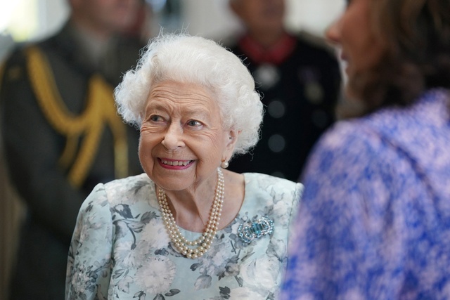 英女王、休暇先で新首相と面会へ 「移動に支障」続く