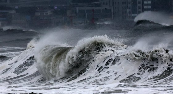 台風１１号が襲った韓国済州…波が４５メートルの橋を飲み込み、ボートも飛ばした