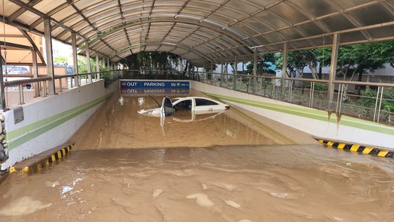 ＜台風１１号＞案内放送の時「車はあきらめよう」…地下駐車場の事故を避けた＝韓国