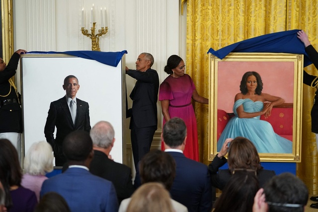 バイデン氏、オバマ夫妻の肖像画披露 トランプ氏が破った伝統再開