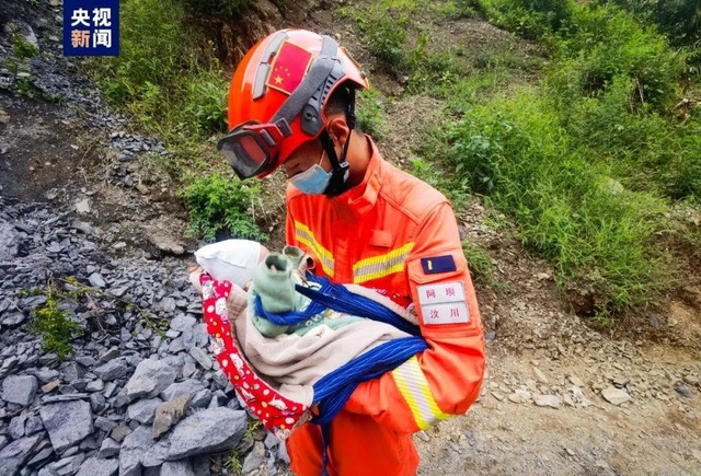 14年前の四川大地震で救助された子、消防隊員になって生後2カ月の赤ちゃんを救助