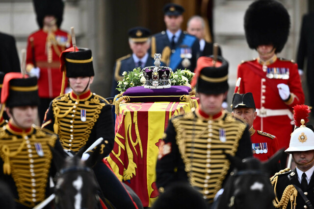 エリザベス英女王葬列、市民ら見送り　「ビッグベン」追悼の鐘　ロンドン