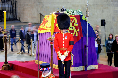 英女王のひつぎに触れようとした男を拘束…台座に駆け上がり王室旗はぎ取ろうと
