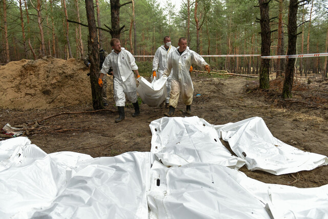 ウクライナ軍、北東部で攻撃継続　遺体多数発見でロシア非難の声