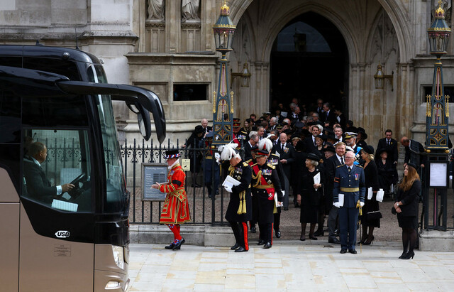 女王国葬に国家元首集結　バス移動が物議