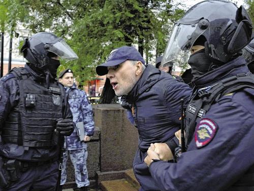 ロシア「動員」抗議デモ収束せず、３５都市で８００人超拘束…戦闘拒否・投降への罰則強化