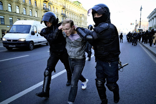 ロシア「動員」抗議デモ収束せず、３５都市で８００人超拘束…戦闘拒否・投降への罰則強化