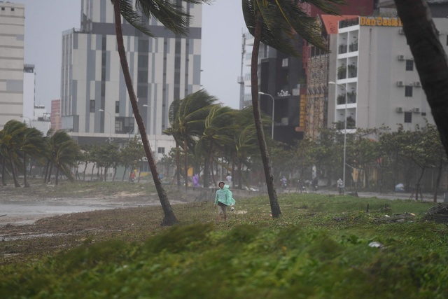 台風16号、ベトナム中部に上陸 数十万人が避難