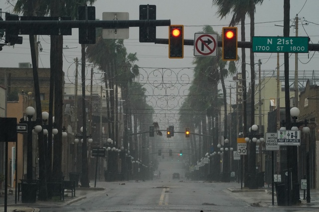 「極めて危険」なハリケーン、米フロリダに上陸 停電100万軒超