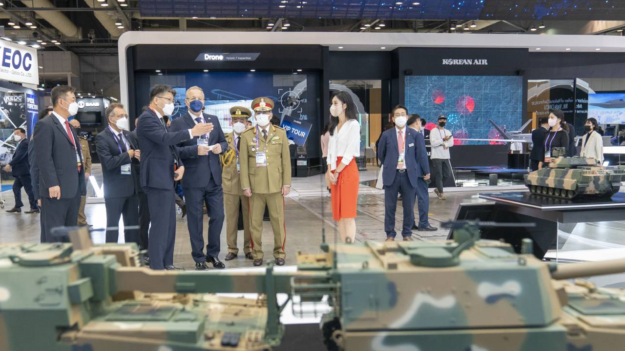 ルーマニアのディンク国防相、将来の装備調達プログラムに韓国を招待