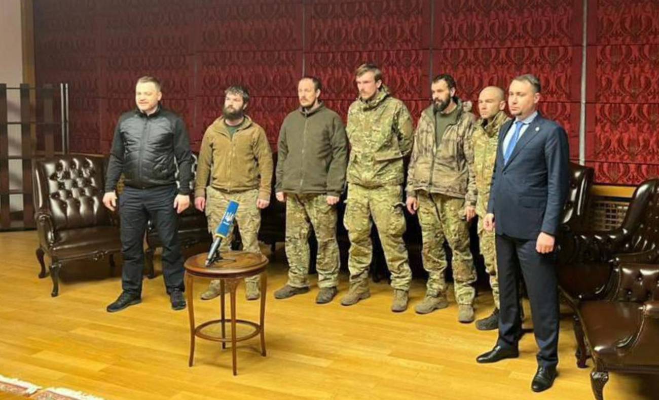 マリウポリで戦ったウクライナ兵士の捕虜交換が実現、アゾフ連隊司令官も解放