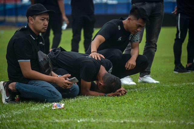 インドネシアのサッカー場事故、死者に子ども32人 警察署長を解任 インドネシアのサッカー場事故、死者に子ども32人 警察署長を解任
