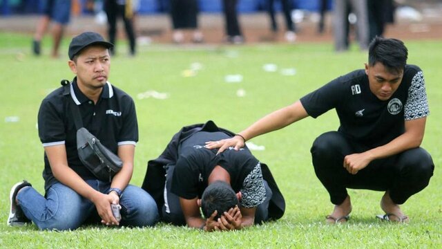 インドネシアのスタジアム暴動、「選手の腕の中で」死んだ人も　子供の犠牲32人に