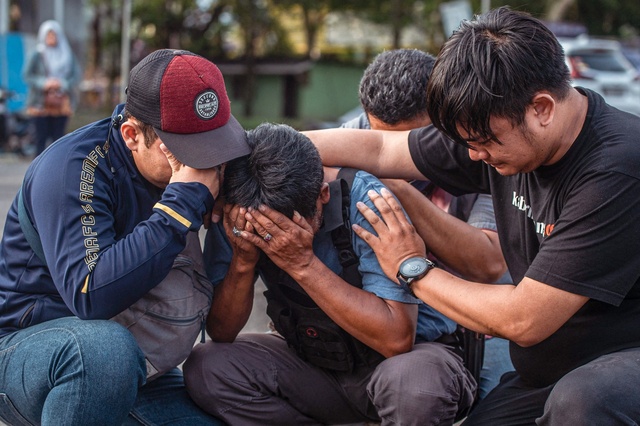 インドネシア警察が謝罪 サッカー場事故、死者131人に