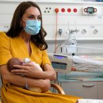 キャサリン皇太子妃、病院訪問 赤ちゃんを抱っこ