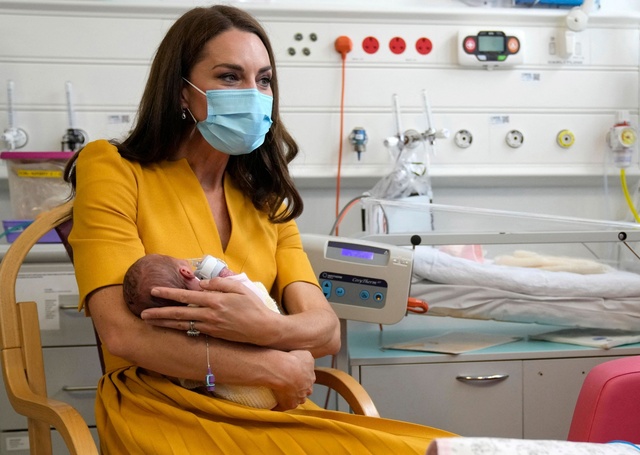 キャサリン皇太子妃、病院訪問 赤ちゃんを抱っこ